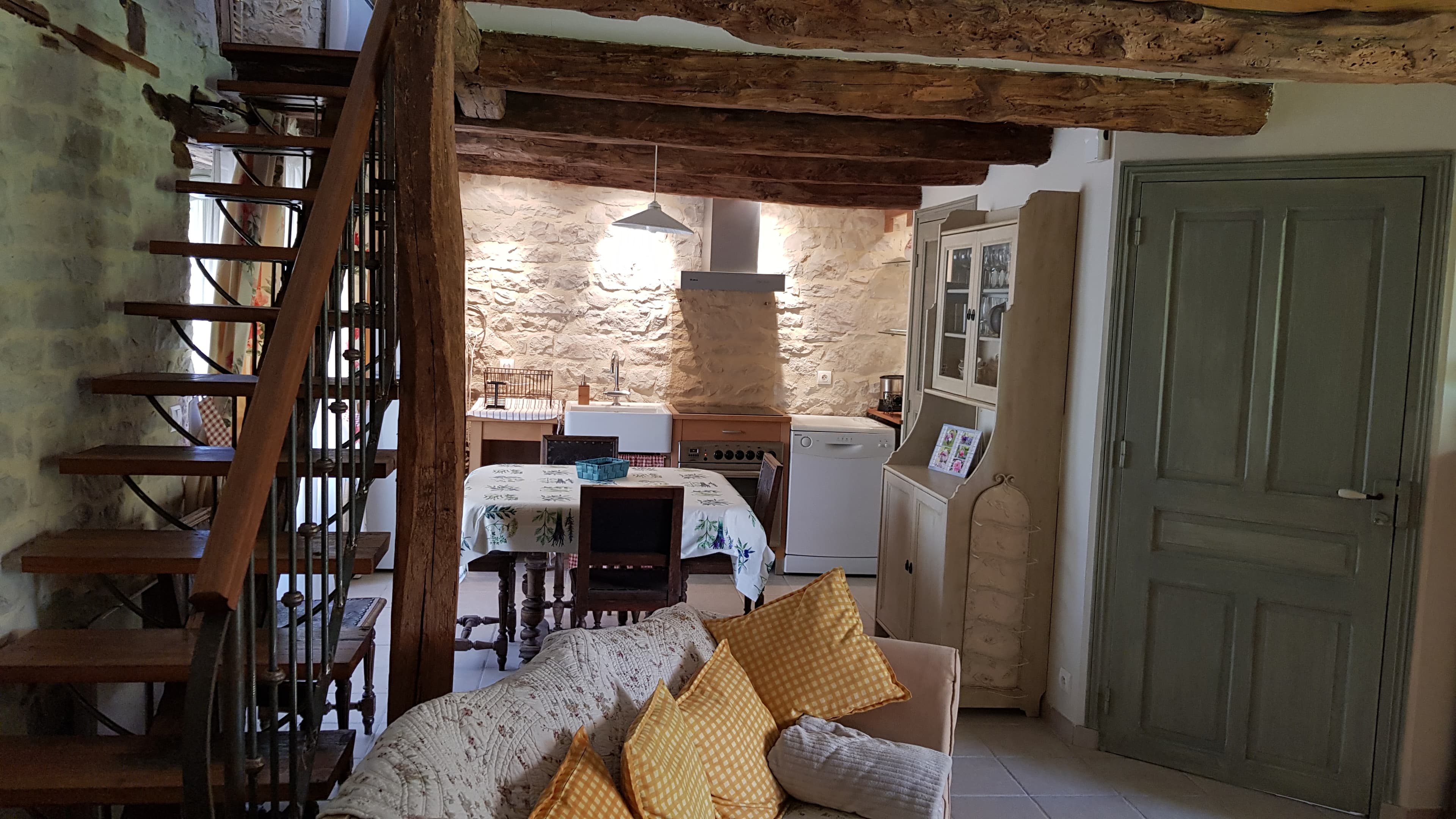 Salon et cuisine vue 2